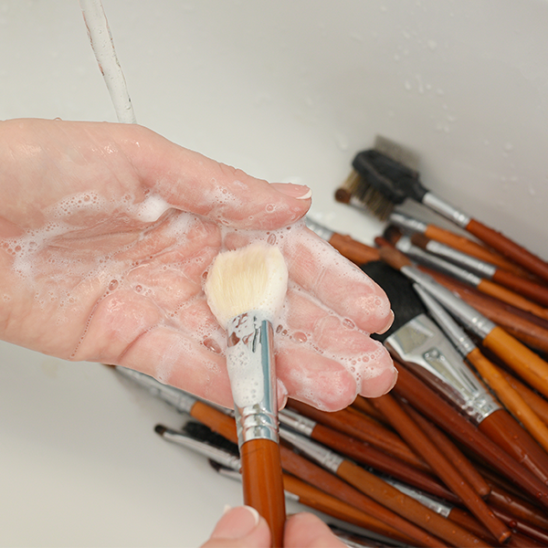 5 Benefits of Clean Makeup Brushes